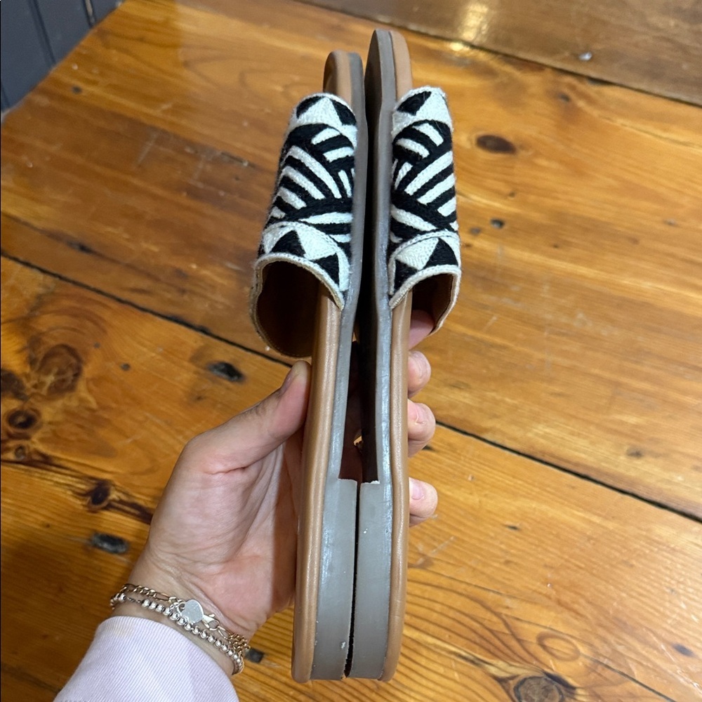Haute Hippie Black and White Patterned Slide On Sandals Size 9 - Picture 8 of 10